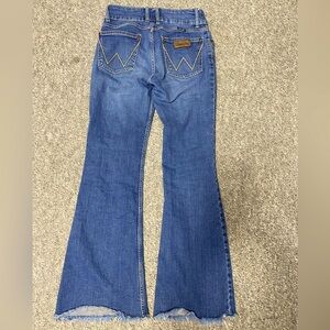 Wrangler Flare leg cut offs (27/32)